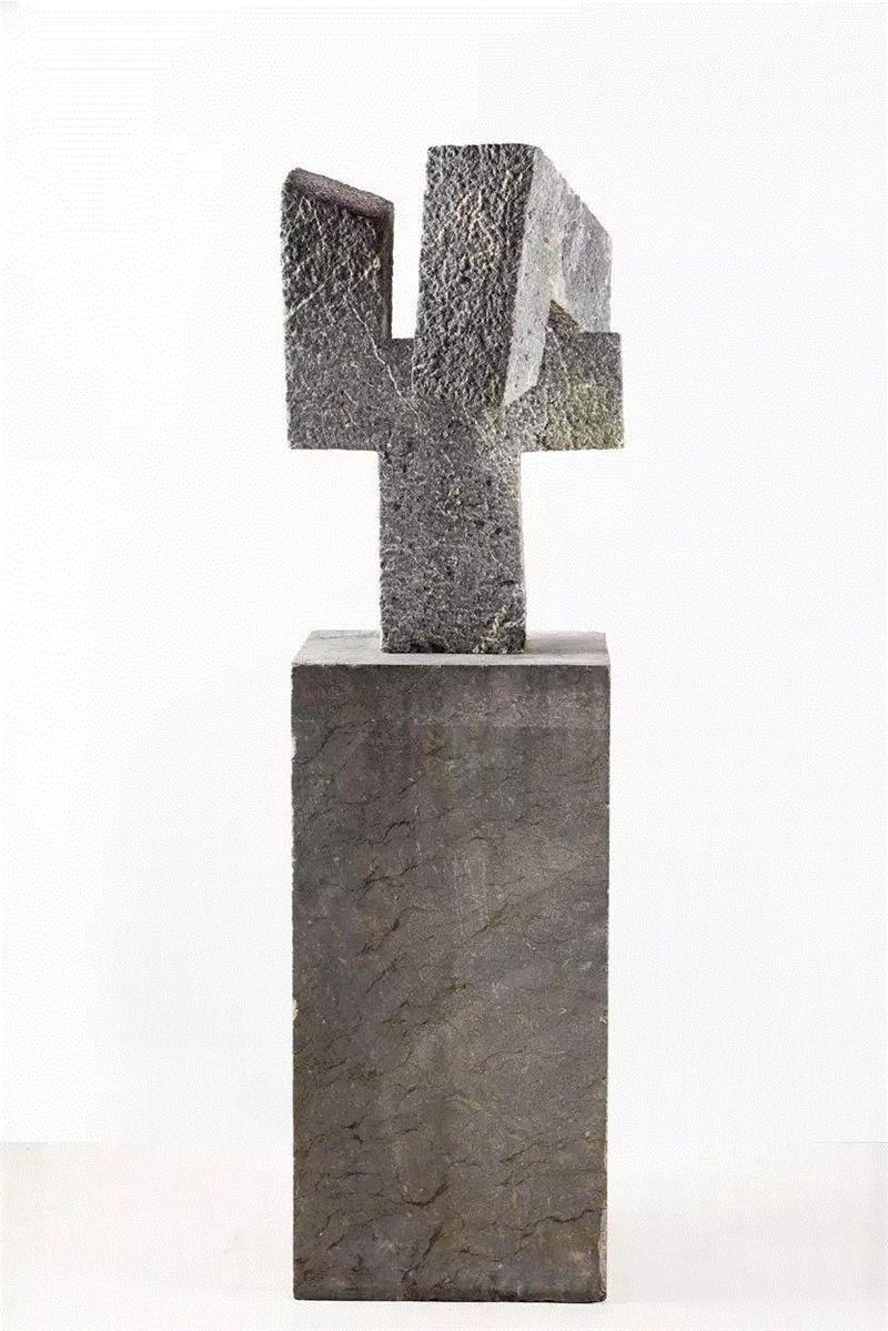 ▲ 爱德华多·奇利达，《弗莱明纪念碑（第一版）》，1955，石，158 × 46.5 × 