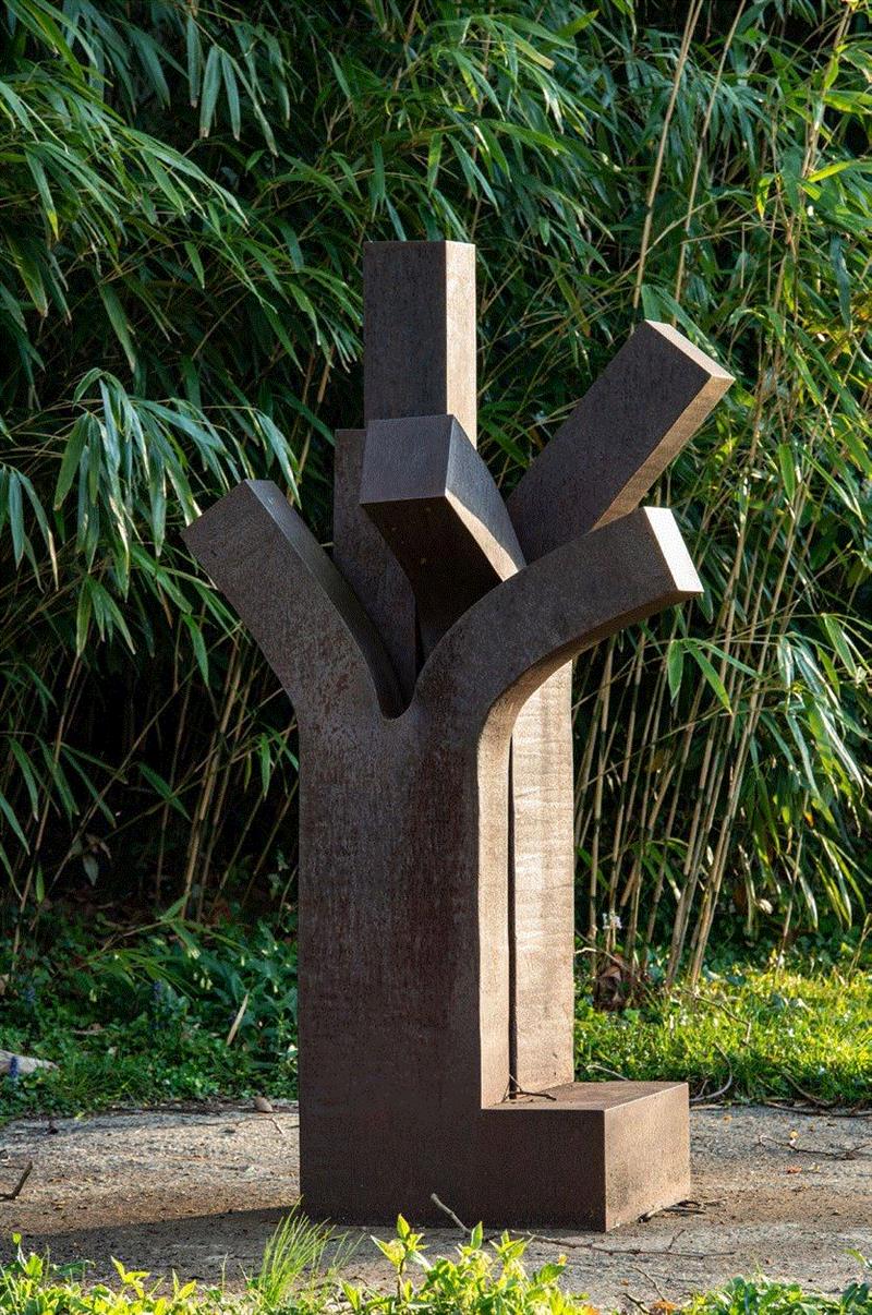 ▲ 爱德华多·奇利达，《树 VI》，1999，考顿钢，188 × 100 × 75 厘米 