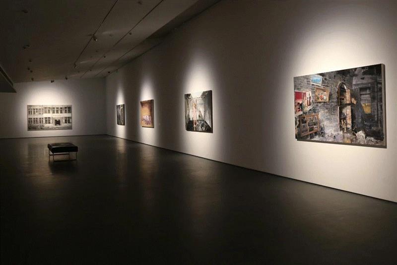 ▲展厅现场,董文通 | 抵抗遗忘,董文通,材质,油画,建筑,昔日,痕迹,景观,遗忘文,姜宇,老房子