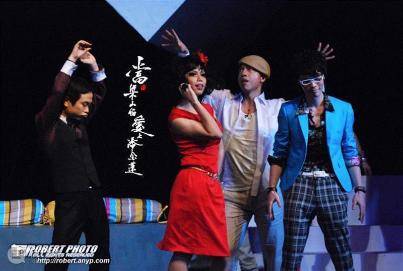 他是「男版王菲」,是反串演员,更是职业玩家,王菲,演员,男版,职业,玩家,吴嘉亮,舞台,舞台剧,导演,思诺