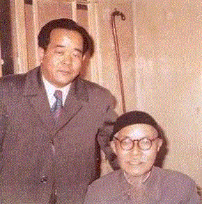 1972年周颖南与丰子恺合影,小中能见大 弦外有余音——周颖南珍藏丰子恺作品,丰子恺,周颖南,余音,编辑器,弘一法师,大乘起信论,新加坡,书画集,少女,镜心