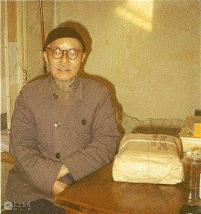 1972年，上海日月楼周颖南所摄的丰子恺彩色照片，桌上的纸包为丰子恺在“文革”期间的完成的《大乘起信