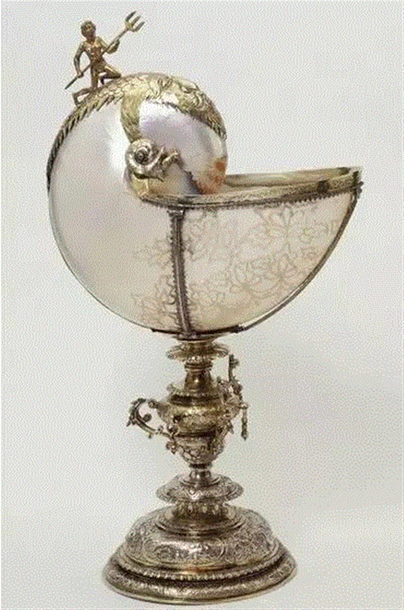 1613-1614年的荷兰鹦鹉螺杯，在伦敦的维多利亚和阿尔伯特博物馆展出。,器物丨鹦鹉螺杯，欧洲皇室的奢华器皿！,鹦鹉螺杯,器物,皇室,器皿,鹦鹉螺,鹦鹉杯,贝壳,荷兰,空腔,里面