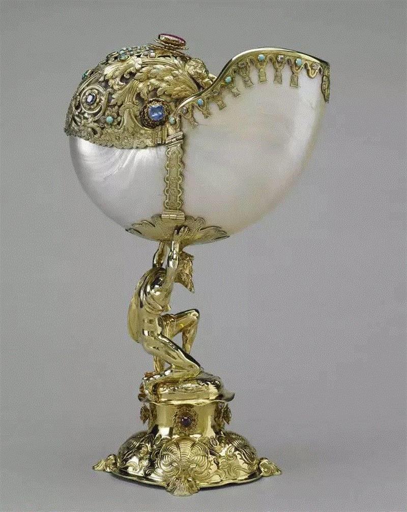 洛伦茨 比勒（金匠）的十七世纪鹦鹉螺杯，银鎏金，钻石，祖母绿，石榴石，蓝宝石，粉石英，绿松石。,器物丨鹦鹉螺杯，欧洲皇室的奢华器皿！,鹦鹉螺杯,器物,皇室,器皿,鹦鹉螺,鹦鹉杯,贝壳,荷兰,空腔,里面