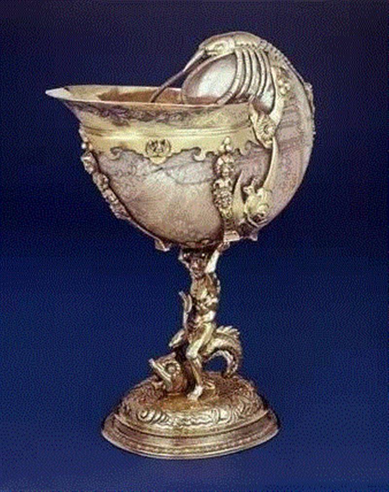 鹦鹉螺壳雕刻装饰，底座银鎏金，浇铸，浮雕，雕刻，高度：24.4厘米，宽10.8厘米，长19cm，大约