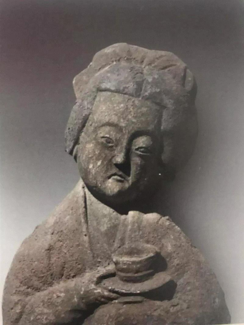 ▲砖雕仕女像  1959年山西张家庄金墓出土,在《调琴啜茗图》里找找喝茶的正确姿势,调琴啜茗图,姿势,盏托,茶盏,托盘,侍女,博物馆,古人,周舫,茶汤