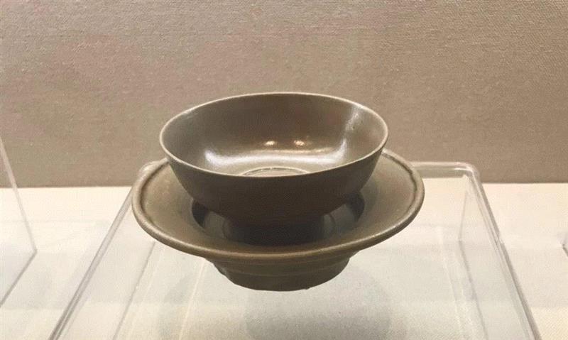 ▲唐 越窑青瓷茶盏及盏托 中国茶叶博物馆藏,在《调琴啜茗图》里找找喝茶的正确姿势,调琴啜茗图,姿势,盏托,茶盏,托盘,侍女,博物馆,古人,周舫,茶汤
