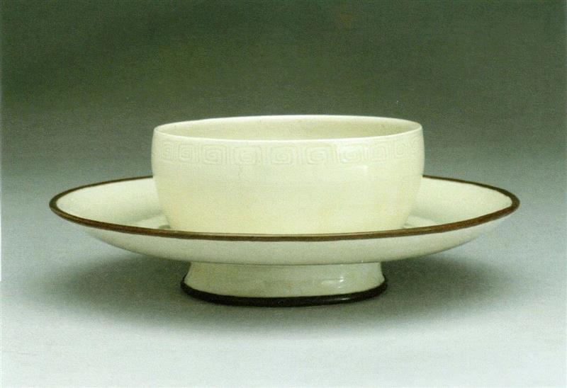 在《调琴啜茗图》里找找喝茶的正确姿势,调琴啜茗图,姿势,盏托,茶盏,托盘,侍女,博物馆,古人,周舫,茶汤