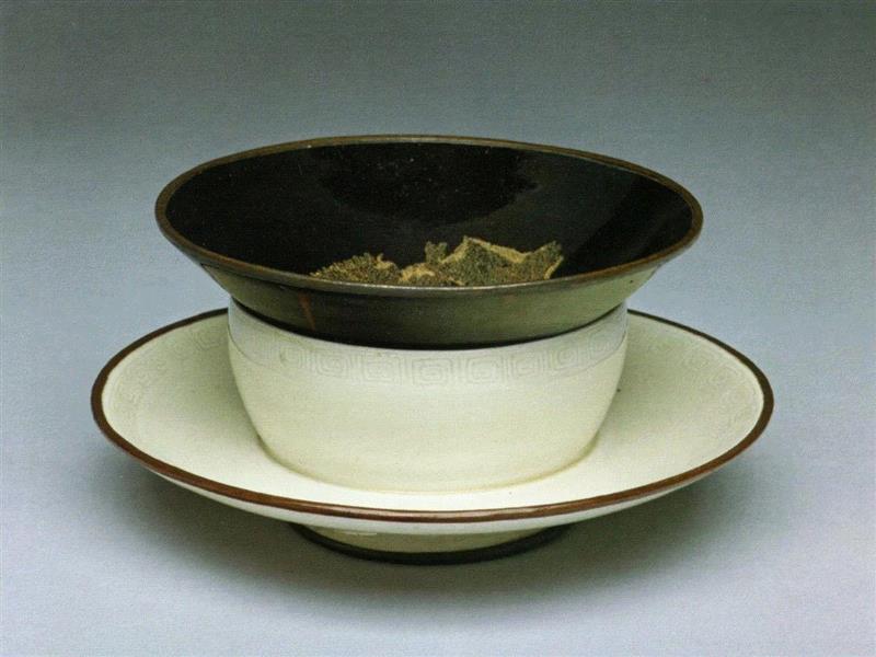 ▲南宋定窑牙白划花回纹茶托及南宋吉州窑黑釉木叶纹茶盏 ,在《调琴啜茗图》里找找喝茶的正确姿势,调琴啜茗图,姿势,盏托,茶盏,托盘,侍女,博物馆,古人,周舫,茶汤