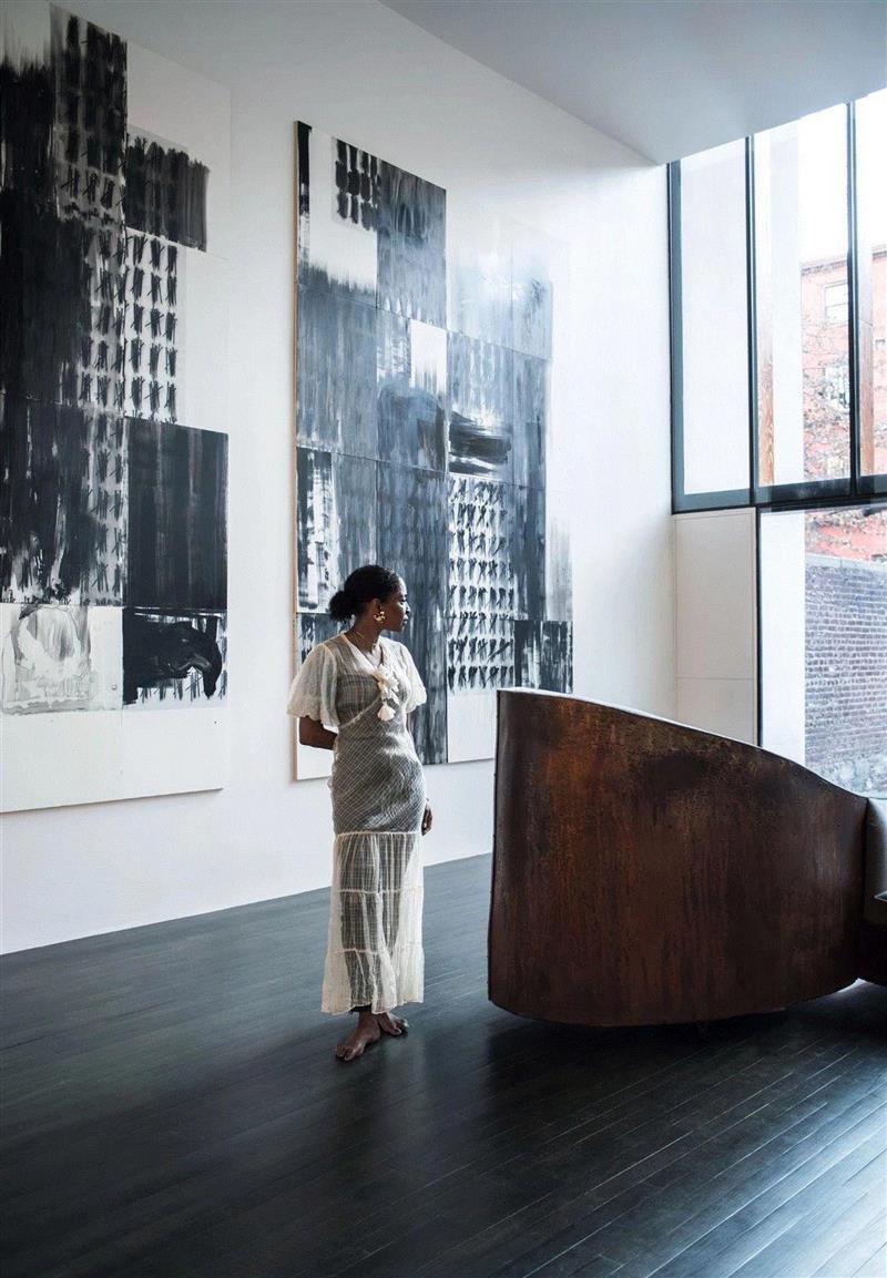 ▲ 劳娜·辛普逊（Lorna Simpson）肖像。? 劳娜·辛普逊，图片：豪瑟沃斯,劳娜·辛普逊：无所畏惧的女权主义，并置文字影像的实验性探索,劳娜·辛普逊,女权,影像,辛普逊,劳娜,豪瑟,女性,Simpson,非裔,肖像