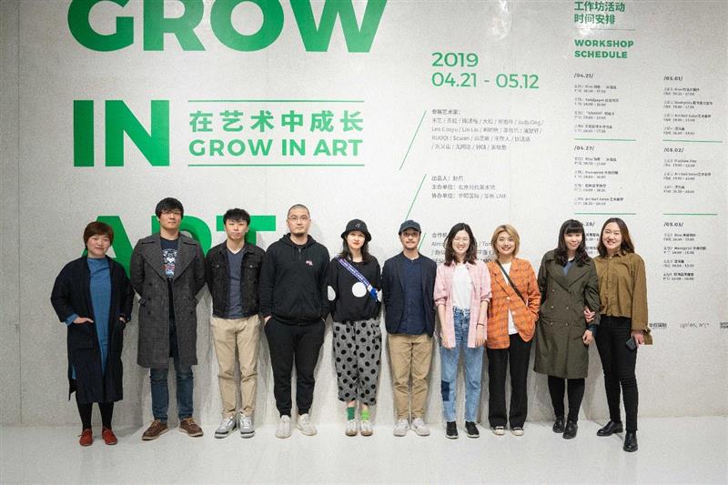 部分参展艺术家与展览工作人员合影,【时代·现场】很开心可以参与其中！很开心你们能来！,北京时代美术馆,五棵松桥,地铁,负责人,朋友圈,以往,复兴路,东北角,西四环,辅路