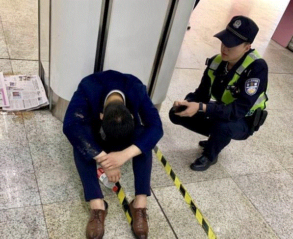 世态 ▎深夜25岁男子酒后泪崩：“老婆，对不起，是我没用” ，一句话惹哭千万网友,老婆,男子,世态,酒后,一句话,儿子,电话,那一刻,警察,非凡君