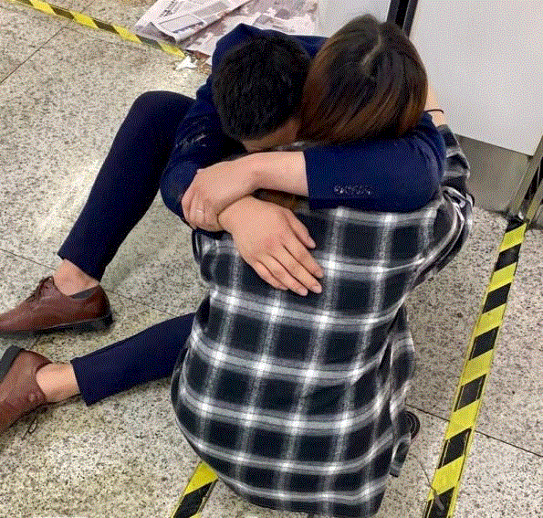 世态 ▎深夜25岁男子酒后泪崩：“老婆，对不起，是我没用” ，一句话惹哭千万网友,老婆,男子,世态,酒后,一句话,儿子,电话,那一刻,警察,非凡君