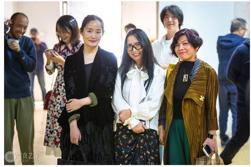 左起：艺术家杨雁翎、在3画廊艺术总监棉布、艺术家吕美（纽约）,关于夏娃的一切|爱娃·施瓦布个展于北京在3画廊开幕,夏娃,爱娃·施瓦布,Schwab,新表现主义,策展人,绘画,施瓦布,吕佩尔兹,奇遇,开幕式
