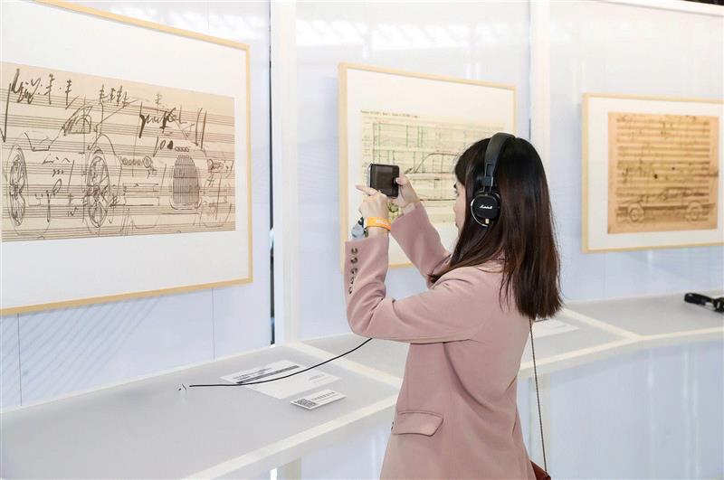2000年奥迪Rosemeyer原型概念车与路德维希·凡·贝多芬；未完成交响曲乐谱手稿，贝多芬；拼贴