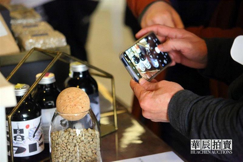 华辰拍卖新场景,咖啡品尝拍卖会第一场成功举办,拍卖会,华辰,公益,云南,产区,咖啡豆,本土,祖榕,女士,哥伦比亚