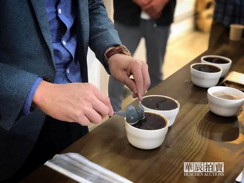 华辰拍卖新场景,咖啡品尝拍卖会第一场成功举办,拍卖会,华辰,公益,云南,产区,咖啡豆,本土,祖榕,女士,哥伦比亚