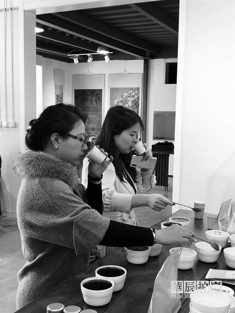 华辰拍卖新场景,咖啡品尝拍卖会第一场成功举办,拍卖会,华辰,公益,云南,产区,咖啡豆,本土,祖榕,女士,哥伦比亚