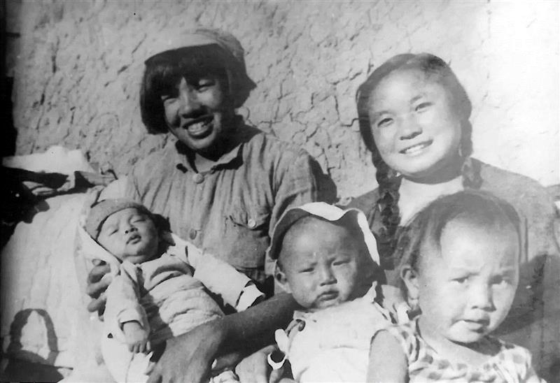 1940年延安时期，（右）陈布文与女儿乔乔、儿子耿军，（左）郝立群的夫人和儿子郝明,江南才女——陈布文,陈布文,江南,才女,布文,赵昔,张仃,儿子,鲁迅,之举,亲朋