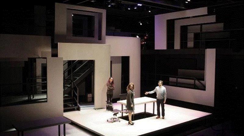 韦斯特为Tantrum Theatre的NEXT TO NORMAL设计的舞台布景,看点丨建筑师与电影布景的前世今生,电影,布景,建筑师,看点,前世今生,建筑,设计师,建筑学,马克,托里森