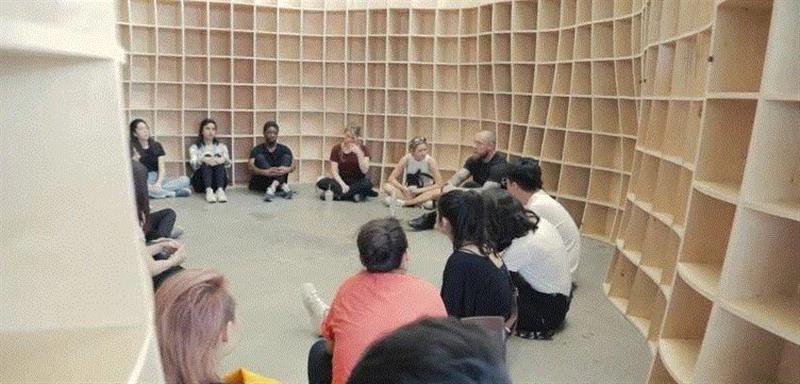 杰伊普利与同学们讨论实体搭建项目的设计方案,看点丨建筑师与电影布景的前世今生,电影,布景,建筑师,看点,前世今生,建筑,设计师,建筑学,马克,托里森