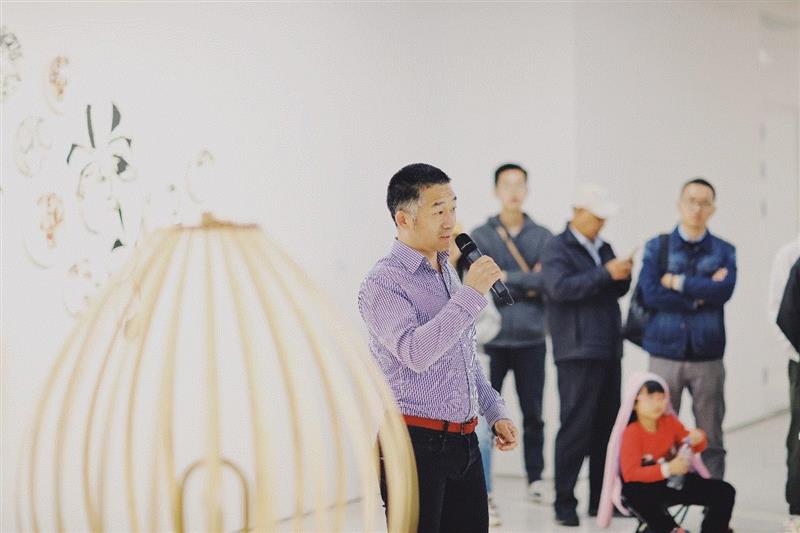 中国设计中心（伦敦）创始人 瞿铮先生发言中,【时代·现场】玩！设计 - 国际新锐设计师展，定义好设计,设计师展,设计师,家具,陶瓷,纺织品,材料,首饰,海绵,北京时代美术馆,伦敦