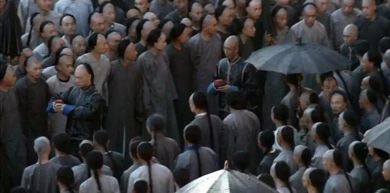 电影《末代皇帝》中被溥仪逐出宫门的太监。图源：豆瓣电影,阉割简史与现代医学应用,阉割,医学,前列腺,图源,去势,睾丸,亚历克斯,睾酮,前列腺癌,癌症