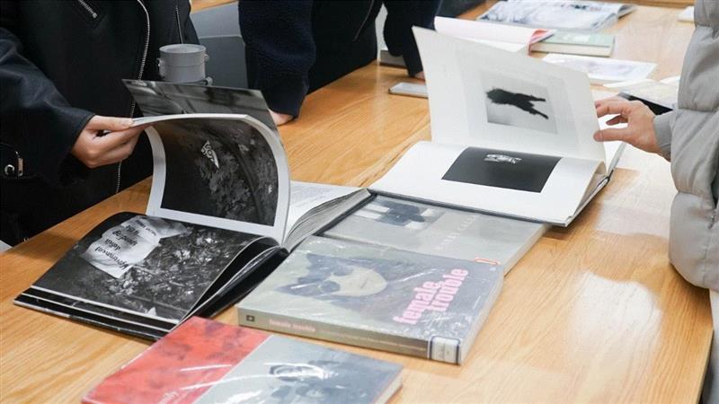 主讲人钟老师跟学员分享摄影书籍,明日开课:“照片的精气神”——摄影五十三参|三影堂厦门,精气神,三影堂,厦门,课程,戴安,阿勃丝,伍德曼,深濑昌久,日本,地点