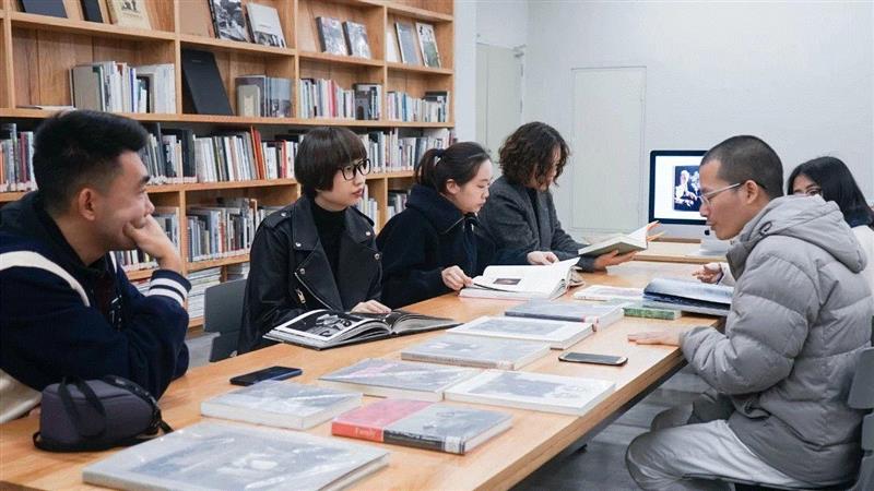 主讲人钟老师跟学员分享摄影书籍,明日开课:“照片的精气神”——摄影五十三参|三影堂厦门,精气神,三影堂,厦门,课程,戴安,阿勃丝,伍德曼,深濑昌久,日本,地点