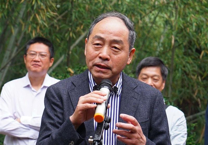  鲍贤伦在开幕式上发言,黔芹之献——西泠印社贵州社员戴明贤捐赠作品展在孤山举办,戴明贤,西泠印社,社员,黔芹,孤山,书法,开幕式,龚志南,儿童,木偶