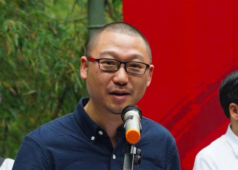 周之江在开幕式上发言,黔芹之献——西泠印社贵州社员戴明贤捐赠作品展在孤山举办,戴明贤,西泠印社,社员,黔芹,孤山,书法,开幕式,龚志南,儿童,木偶