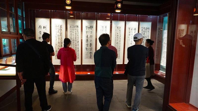 黔芹之献——西泠印社贵州社员戴明贤捐赠作品展在孤山举办,戴明贤,西泠印社,社员,黔芹,孤山,书法,开幕式,龚志南,儿童,木偶