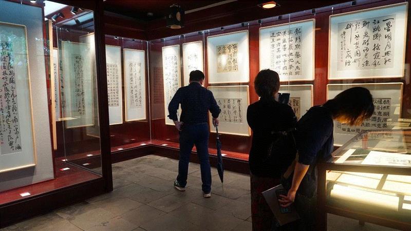 展厅现场,黔芹之献——西泠印社贵州社员戴明贤捐赠作品展在孤山举办,戴明贤,西泠印社,社员,黔芹,孤山,书法,开幕式,龚志南,儿童,木偶
