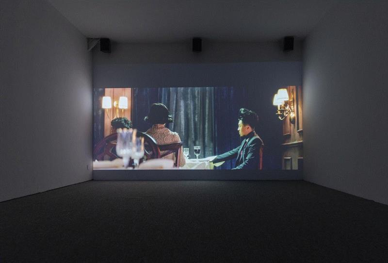 “重蹈现实”展场图，OCAT上海馆,【正在展出】黄然、胡向前参加OCAT上海馆群展“重蹈现实——来自王兵的影像收藏”,王兵,胡向前,OCAT,黄然,上海馆,影像,展场,土尾,秘密任务,古装片