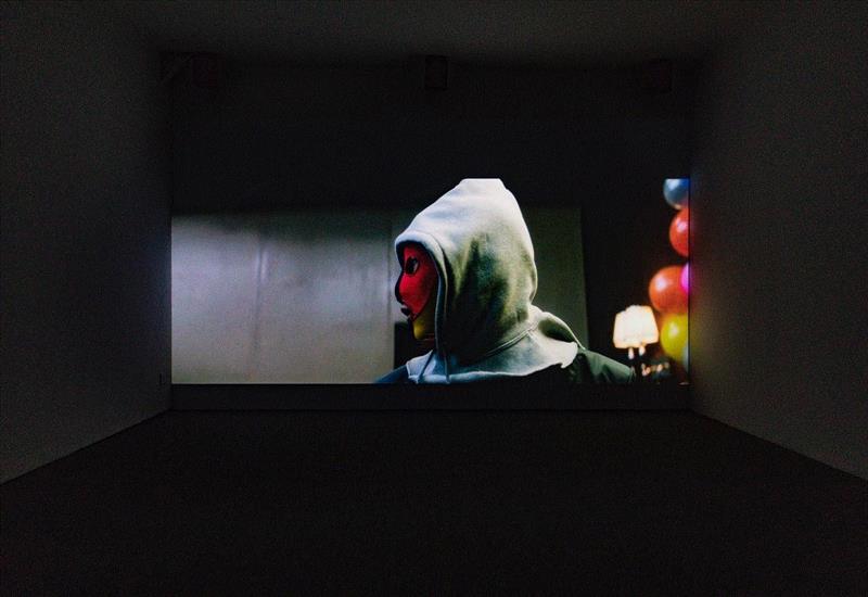 黄然，《对荣耀的管理》，2014,【正在展出】黄然、胡向前参加OCAT上海馆群展“重蹈现实——来自王兵的影像收藏”,王兵,胡向前,OCAT,黄然,上海馆,影像,展场,土尾,秘密任务,古装片