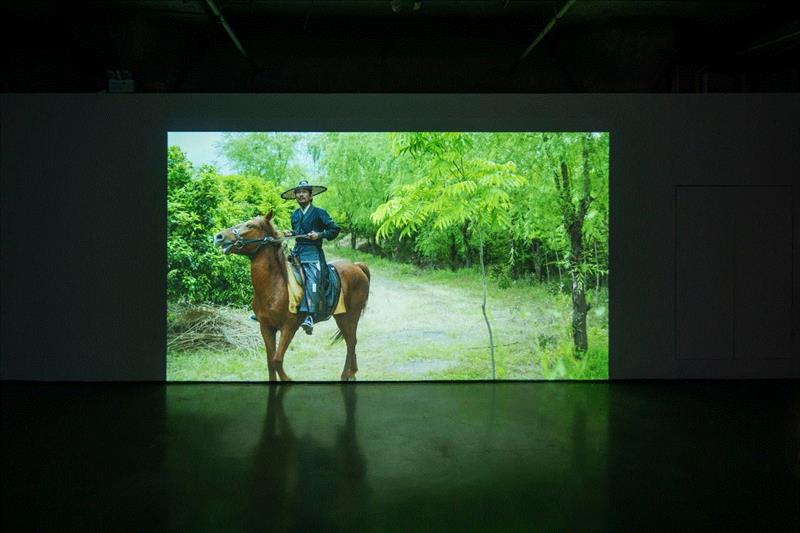 “重蹈现实”展场图，OCAT上海馆,【正在展出】黄然、胡向前参加OCAT上海馆群展“重蹈现实——来自王兵的影像收藏”,王兵,胡向前,OCAT,黄然,上海馆,影像,展场,土尾,秘密任务,古装片