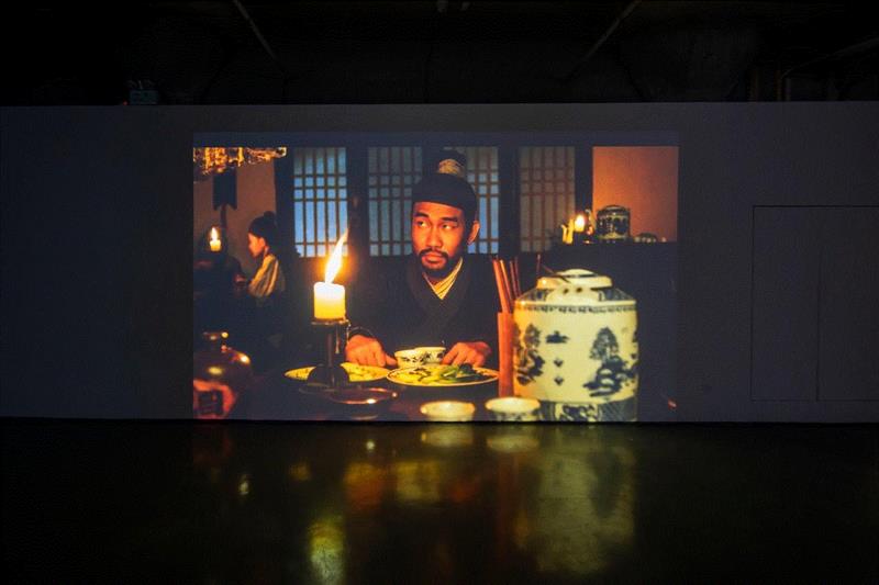 “重蹈现实”展场图，OCAT上海馆,【正在展出】黄然、胡向前参加OCAT上海馆群展“重蹈现实——来自王兵的影像收藏”,王兵,胡向前,OCAT,黄然,上海馆,影像,展场,土尾,秘密任务,古装片