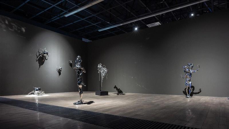 展览现场,在“变”中追寻真理——对话《末世天启》策展人王焜生,策展人,末世天启,王焜生,雕塑,颜色,议题,艺术品,信仰,科技,展场