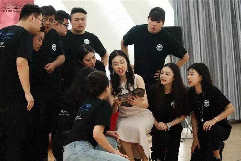 谢韵老师自高中起便跟随杨岩主任学习声乐，此次在剧中扮演智慧与美貌并存的女主角“白富美”阿狄娜，现场为