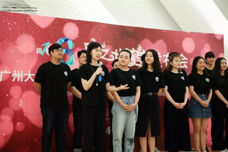 同学们现场为大家带来了在剧中合唱的第一首歌曲《Bel conforto al&n