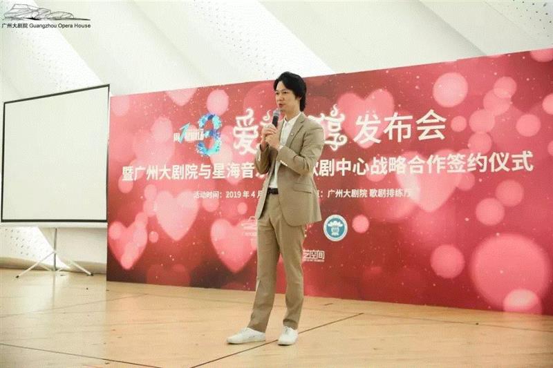 星海音乐学院歌剧中心副主任、讲师冯国栋为大家介绍舞美制作情况,广州大剧院与星海音乐学院歌剧中心共建歌剧孵化基地，撬开本土歌剧制作的大门,歌剧,广州大剧院,星海音乐学院歌剧中心,基地,本土,星海音乐学院,爱之甘醇,舞台,主任,声乐