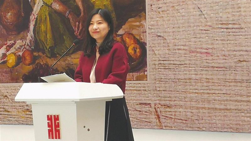 主持人夏梓（湖北美术馆策划部主任）宣读西安美术学院贺信,