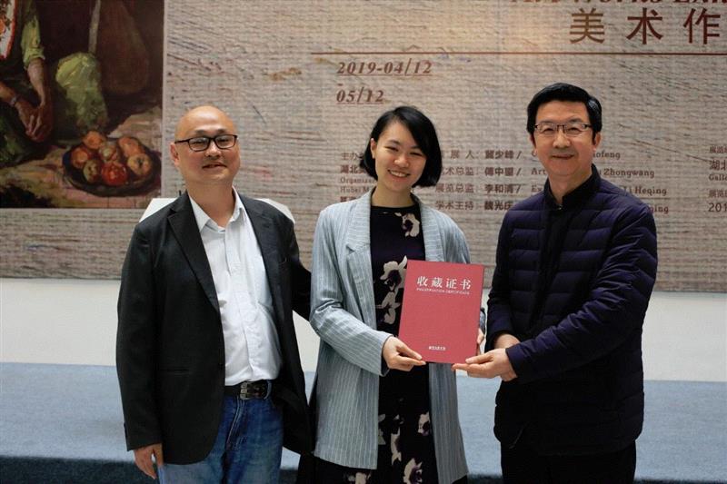 湖北美术馆李和清书记向谢源璜家属颁发作品收藏证书,