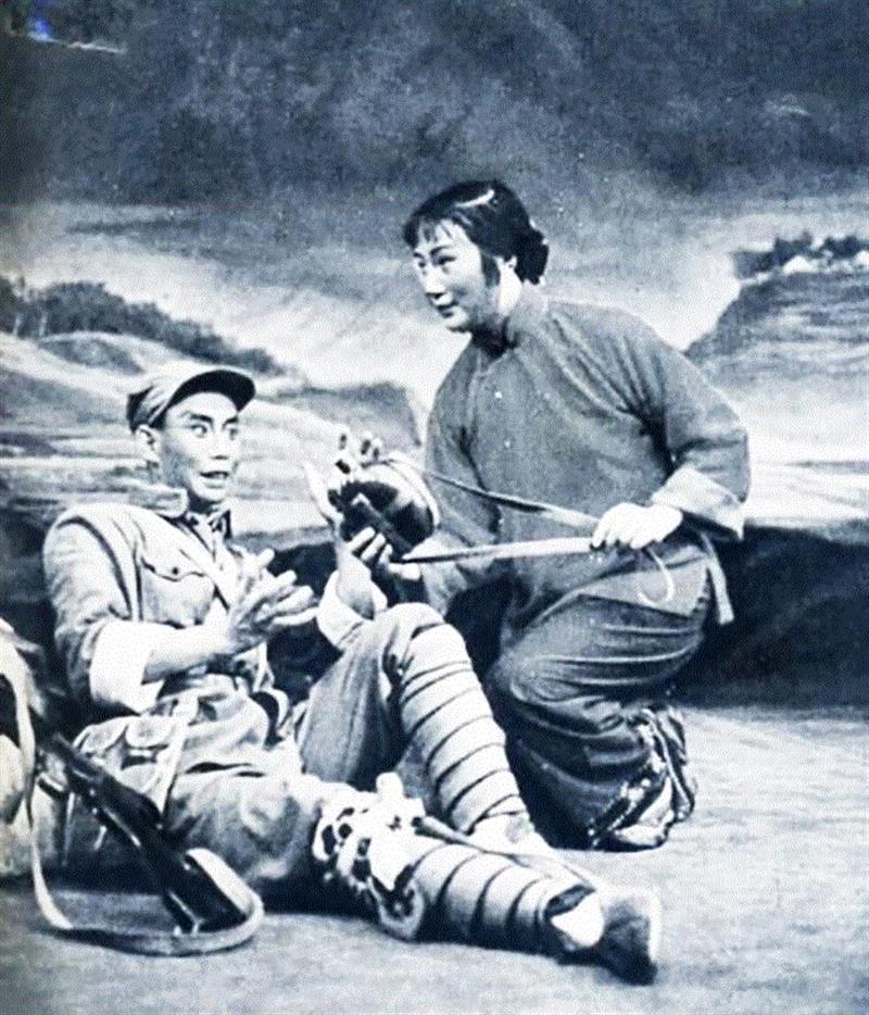 京剧《红嫂》中红嫂抢救解放军排长彭林。,【嘉德春拍】罕见关良巨制《红嫂图》亮相,关良,嘉德,巨制,红嫂图,红嫂,人物,河山,京剧,刘知侠,李子超