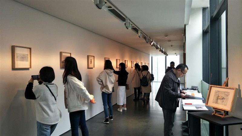 ▲武汉纺织大学学子在现场,超级课堂丨武汉纺织大学学子来到合美术馆邂逅“我自己之歌”,合美术馆,武汉纺织大学,课堂,学子,李蕾,女性,油画,同学们,日记体,绘画