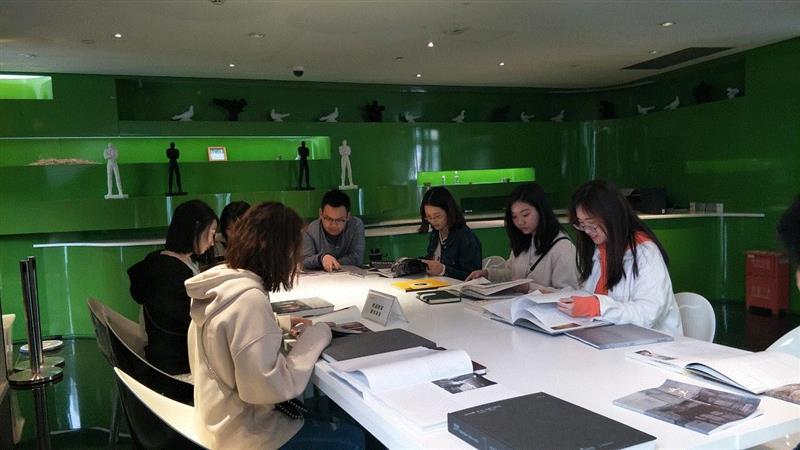 ▲李蕾作品分享交流会现场,超级课堂丨武汉纺织大学学子来到合美术馆邂逅“我自己之歌”,合美术馆,武汉纺织大学,课堂,学子,李蕾,女性,油画,同学们,日记体,绘画