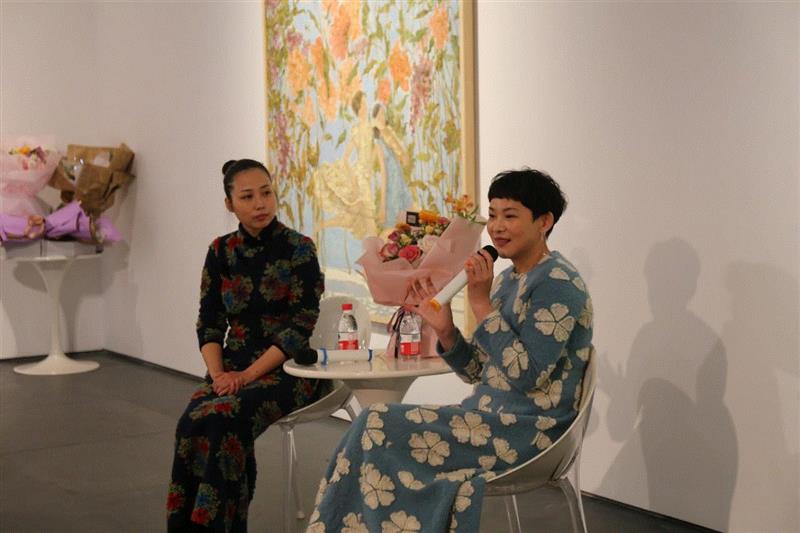 ▲（左）艺术家李蕾，（右）心理咨询师李亚,超级课堂丨武汉纺织大学学子来到合美术馆邂逅“我自己之歌”,合美术馆,武汉纺织大学,课堂,学子,李蕾,女性,油画,同学们,日记体,绘画