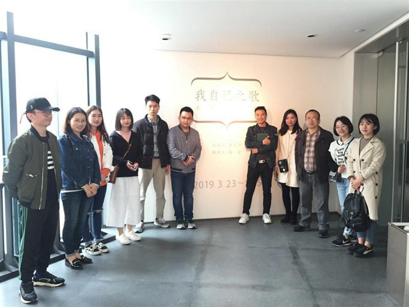 ▲武汉纺织大学师生合影,超级课堂丨武汉纺织大学学子来到合美术馆邂逅“我自己之歌”,合美术馆,武汉纺织大学,课堂,学子,李蕾,女性,油画,同学们,日记体,绘画