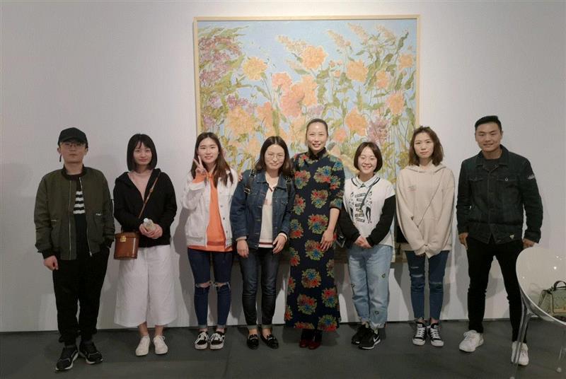 ▲纺大学子与艺术家李蕾合影,超级课堂丨武汉纺织大学学子来到合美术馆邂逅“我自己之歌”,合美术馆,武汉纺织大学,课堂,学子,李蕾,女性,油画,同学们,日记体,绘画