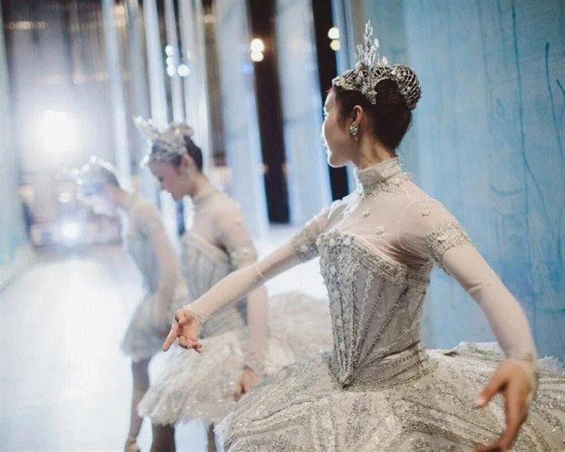 服饰丨比梦还美的芭蕾舞裙，美过花团锦簇的春天！,芭蕾舞裙,服饰,美的,上方,右上,小编,朋友圈,花团锦簇,心情,舞台